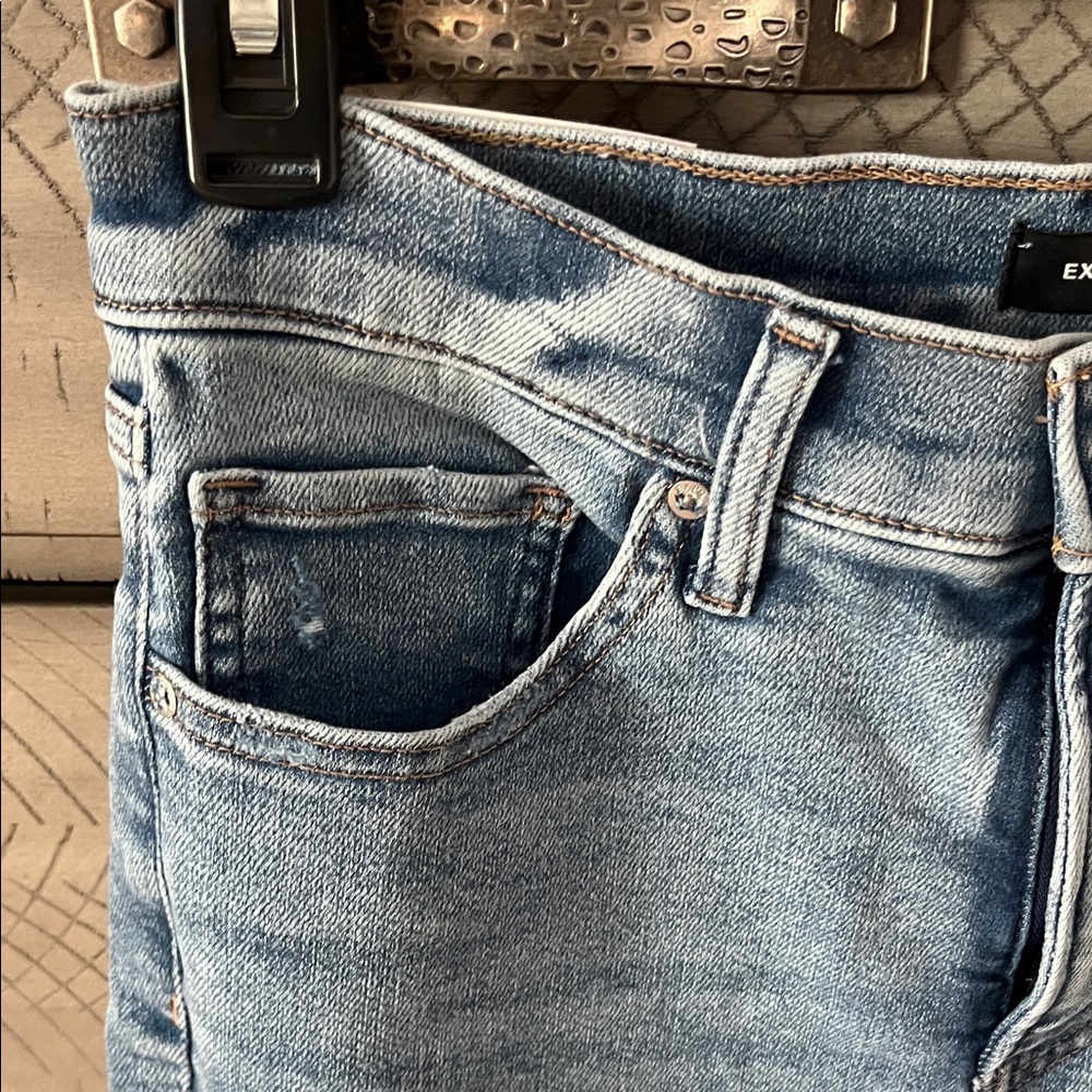 Express Women's Light Blue Straight Slim Highrise Leg Jeans 8 Short - Picture 4 of 6